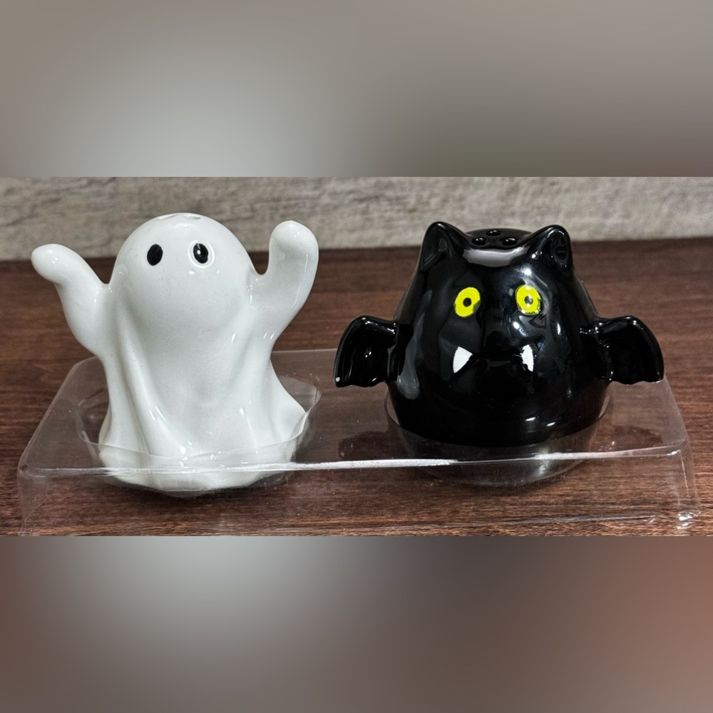 Super Cute Ghost 👻 & Bat 🦇 ceramic Salt & Pepper Shaker - NEW